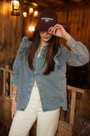 Chemise en jean femme bleu délavé avec volants aux épaules Sofia