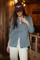 Chemise en jean femme bleu délavé avec volants aux épaules Sofia