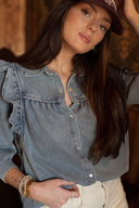 Chemise en jean femme bleu délavé avec volants aux épaules Sofia