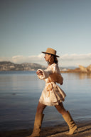 Robe courte femme beige nouée a la taille tendance isabeau delatour Ivy