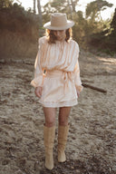 Robe courte femme beige nouée a la taille tendance isabeau delatour Ivy