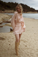 Robe courte femme beige nouée a la taille tendance isabeau delatour Ivy