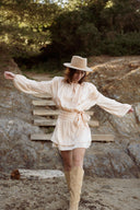 Robe courte femme beige nouée a la taille tendance isabeau delatour Ivy