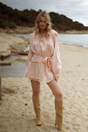 Robe courte femme beige nouée a la taille tendance isabeau delatour Ivy