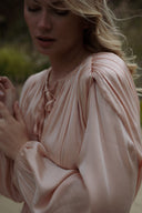 Robe courte femme beige nouée a la taille tendance isabeau delatour Ivy