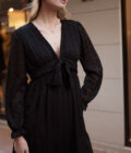 Maxi robe longue noire en plumetis hiver femme avec décolleté et noeud Lisette