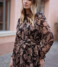 Robe courte hiver femme marron et noir avec volants et col montant Marthe
