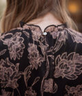 Robe courte hiver femme marron et noir avec volants et col montant Marthe
