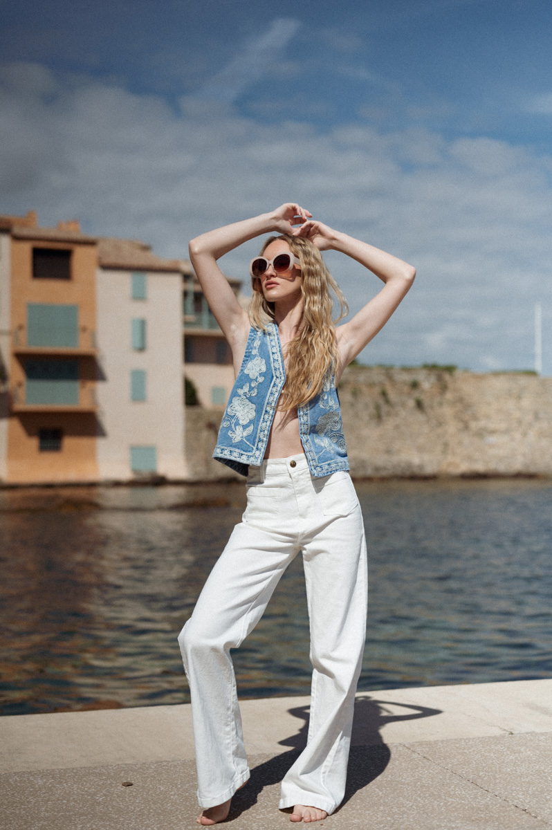 Gilet sans manches femme été jean bleu ciel brodé Marceau
